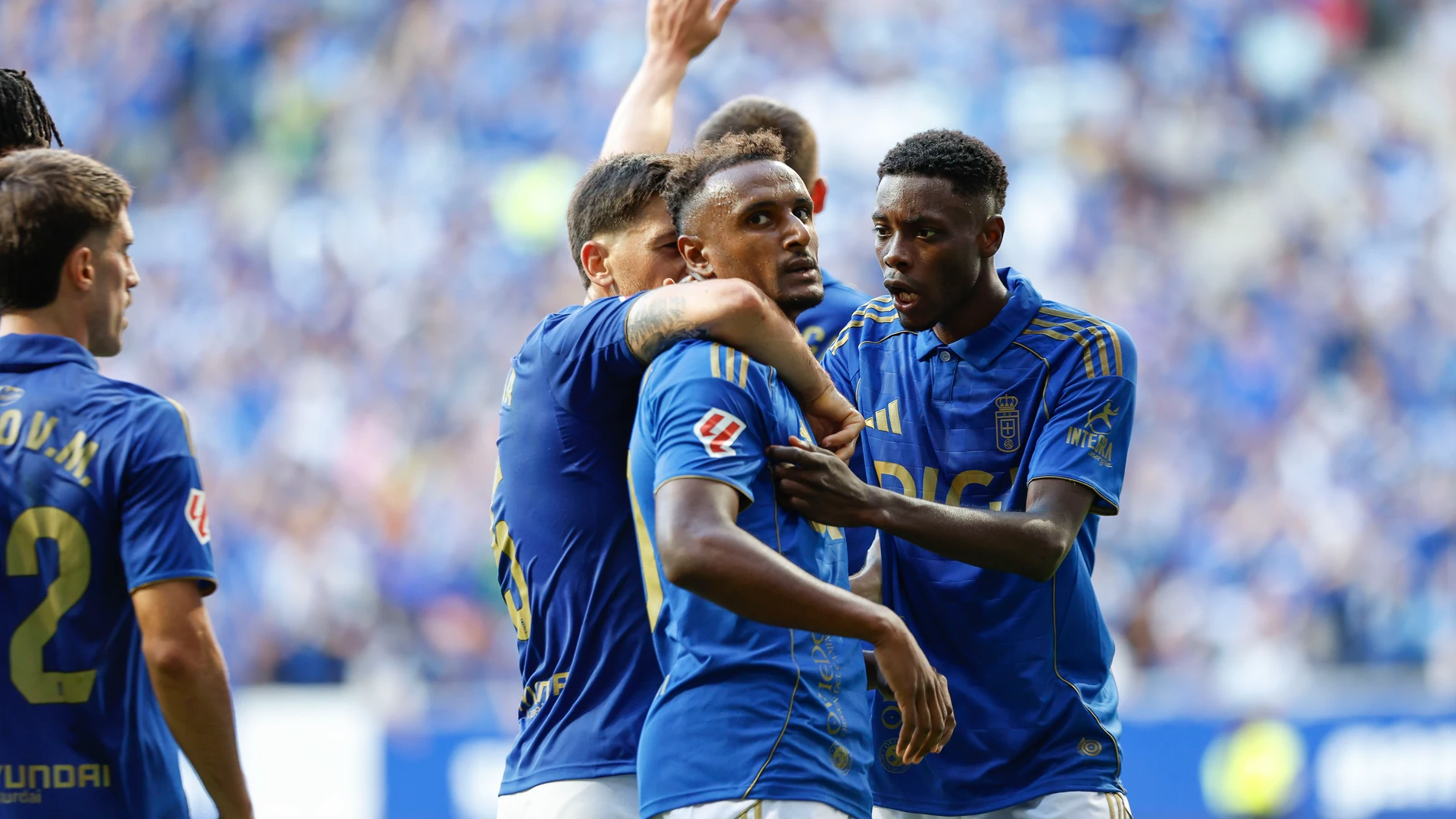OVIEDO, 30/08/2025.- Los jugadores del Oviedo celebran el primer gol de su equipo en el partido de LaLiga entre el Real Oviedo y la Real Sociedad, este sábado en el estadio Carlos Tartiere. EFE/Paco Paredes