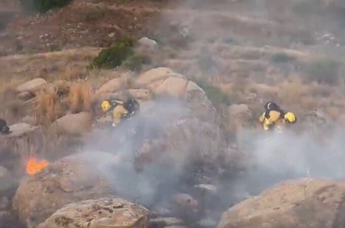 Evolución favorable del incendio de Lubrín (Almería), en el que trabajan 12 medios aéreos y efectivos por tierra