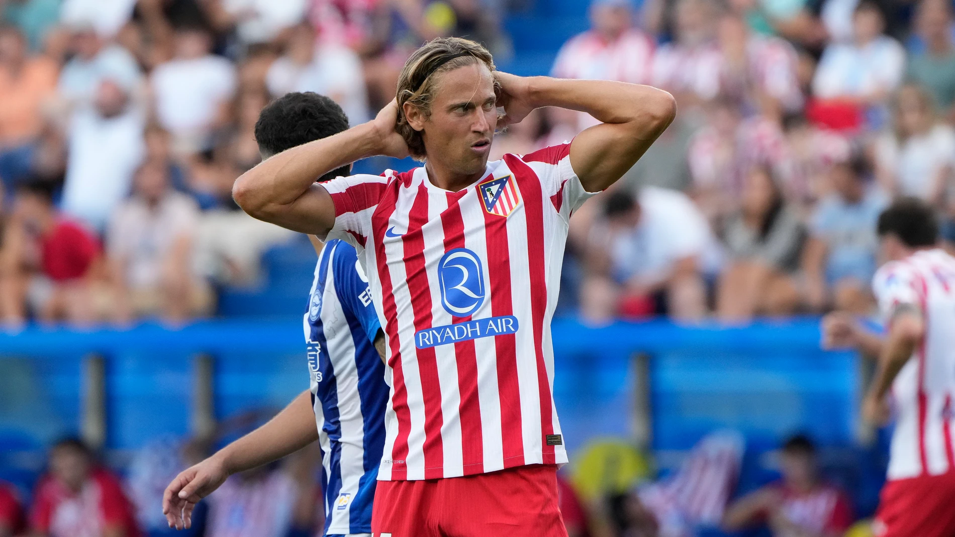 VITORIA, 30/08/2025.- El defensa del Atlético de Madrid Marcos Llorente se lamenta durante el partido de la tercera jornada de LaLiga que Deportivo Alavés y Atlético de Madrid disputan este sábado en el estadio de Mendizorroza. EFE/Adrián Ruiz