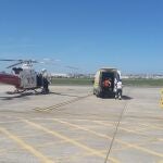 MADRID.-Un helicóptero traslada a un hospital de Santander a un madrileño con posible lesión medular tras una caída en la calle