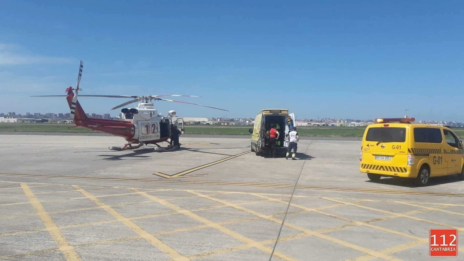 MADRID.-Un helicóptero traslada a un hospital de Santander a un madrileño con posible lesión medular tras una caída en la calle