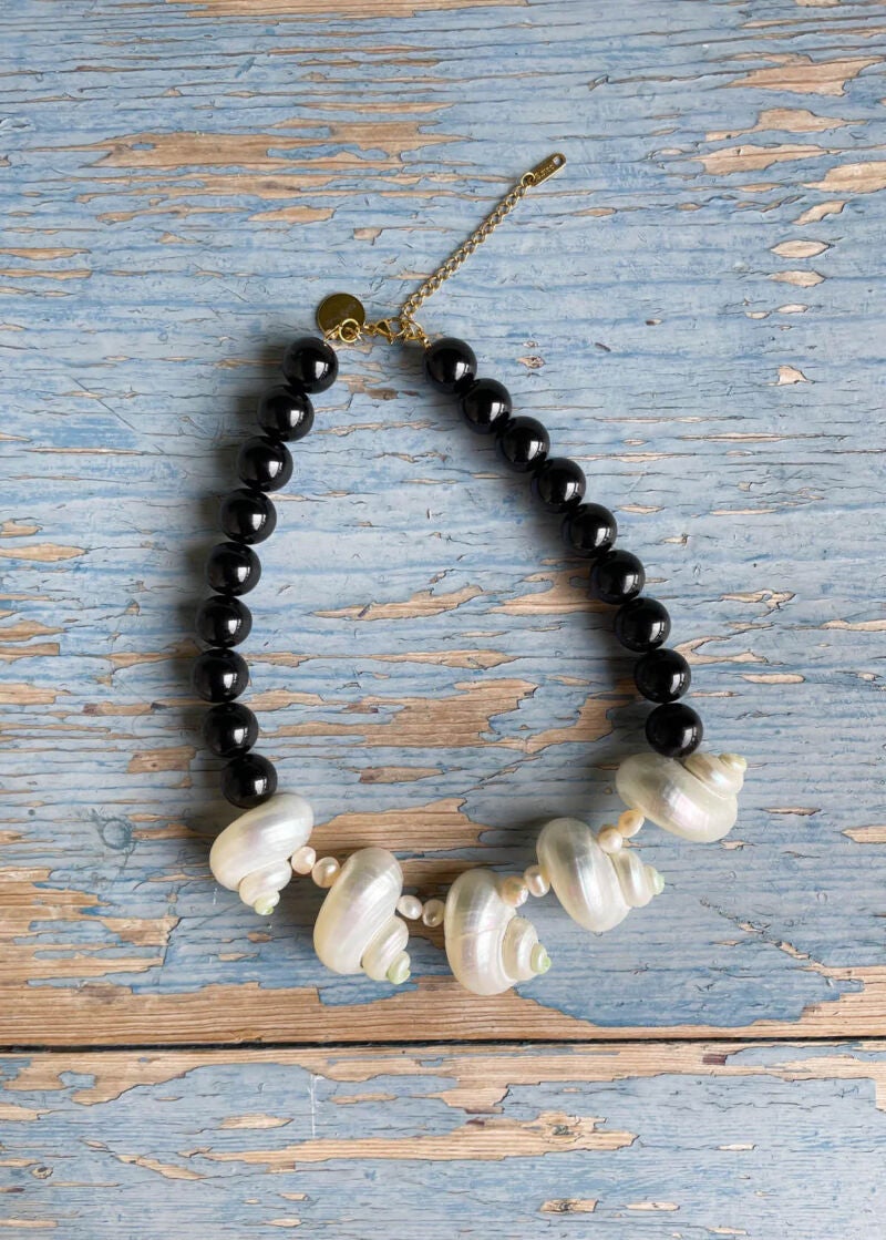 Collar de caracolas.