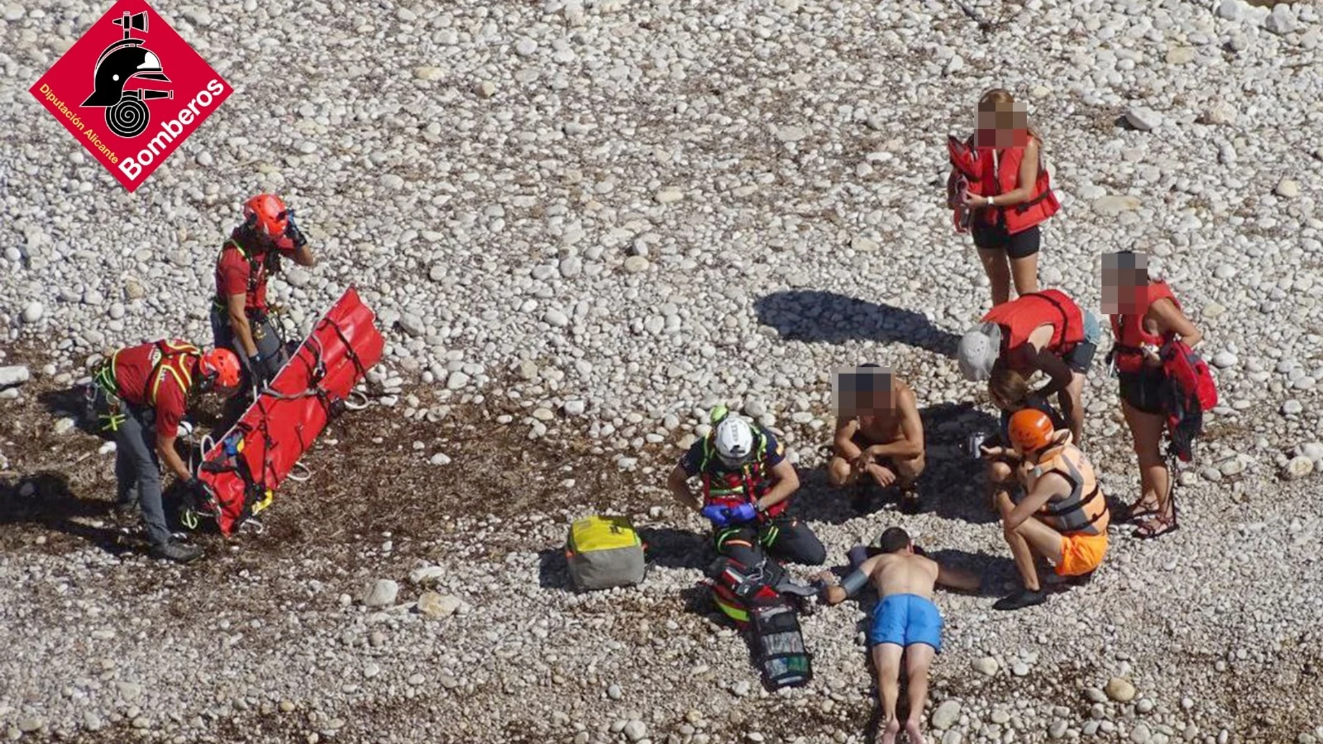 Rescatan en helicóptero a un hombre que cayó de un kayak en El Poble Nou de Benitatxell (Alicante) REMITIDA / HANDOUT por CONSORCIO PROVINCIAL BOMBEROS ALICANTE Fotografía remitida a medios de comunicación exclusivamente para ilustrar la noticia a la que hace referencia la imagen, y citando la procedencia de la imagen en la firma 30/08/2025