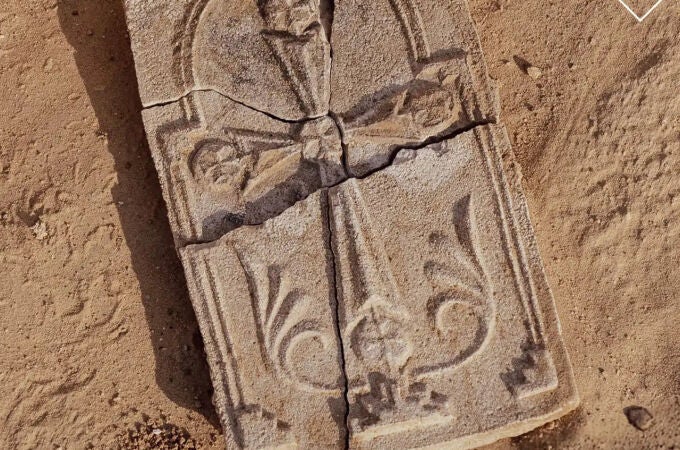 Descubren en Abu Dabi una cruz cristiana de 1.400 años que reescribe la historia religiosa de Oriente Medio