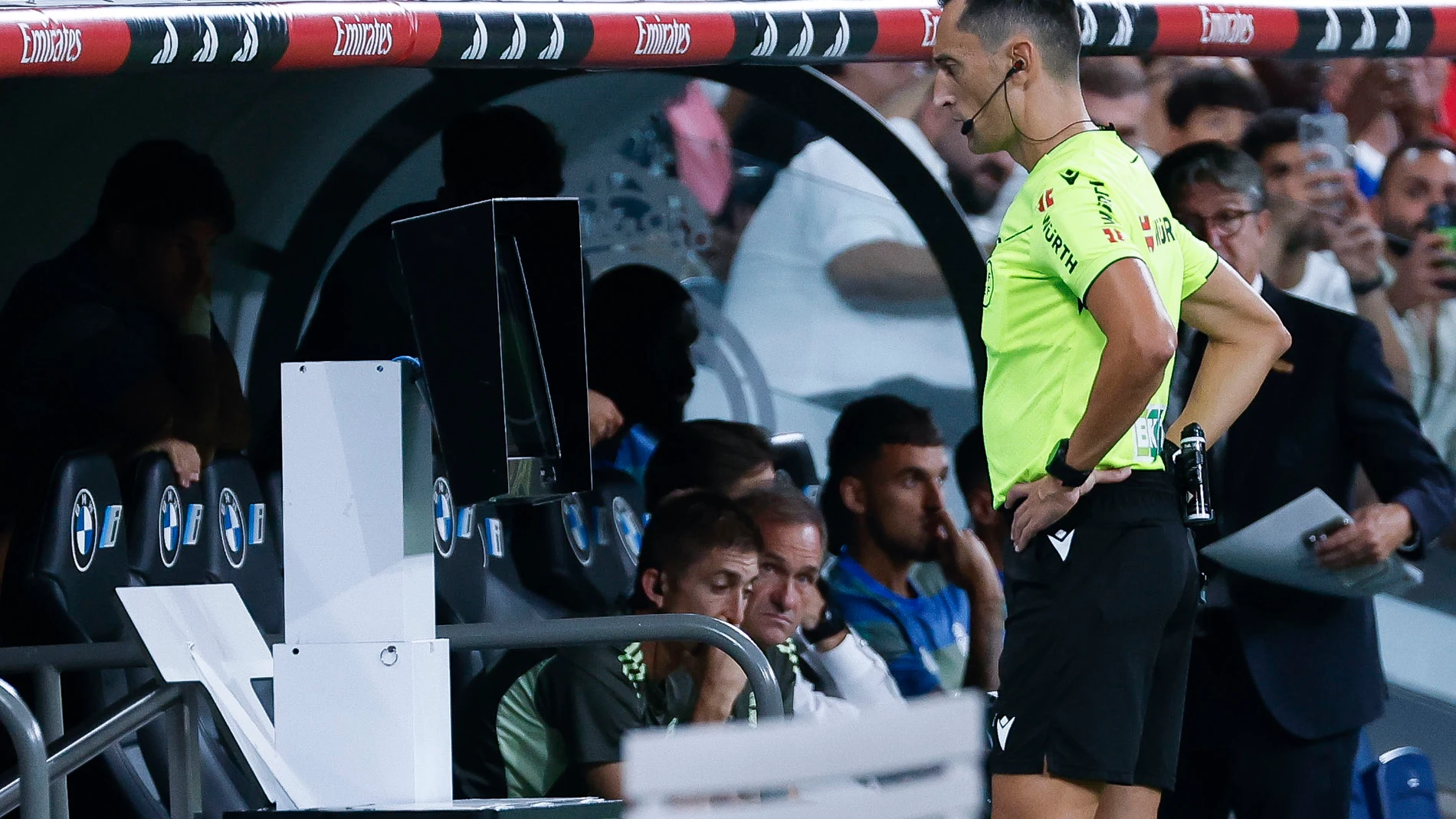 MADRID , 30/08/2025.- El colegiado Sánchez Martínez anula un gol de Arda Guler tras consultar el VAR durante el partido de la tercera jornada de LaLiga entre el Real Madrid y el RCD Mallorca, este sábado en el estadio Santiago Bernabéu. EFE/Chema Moya
