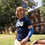 Glen Powell, irreconocible bajo maquillaje y peluca en 'Chad Powers'