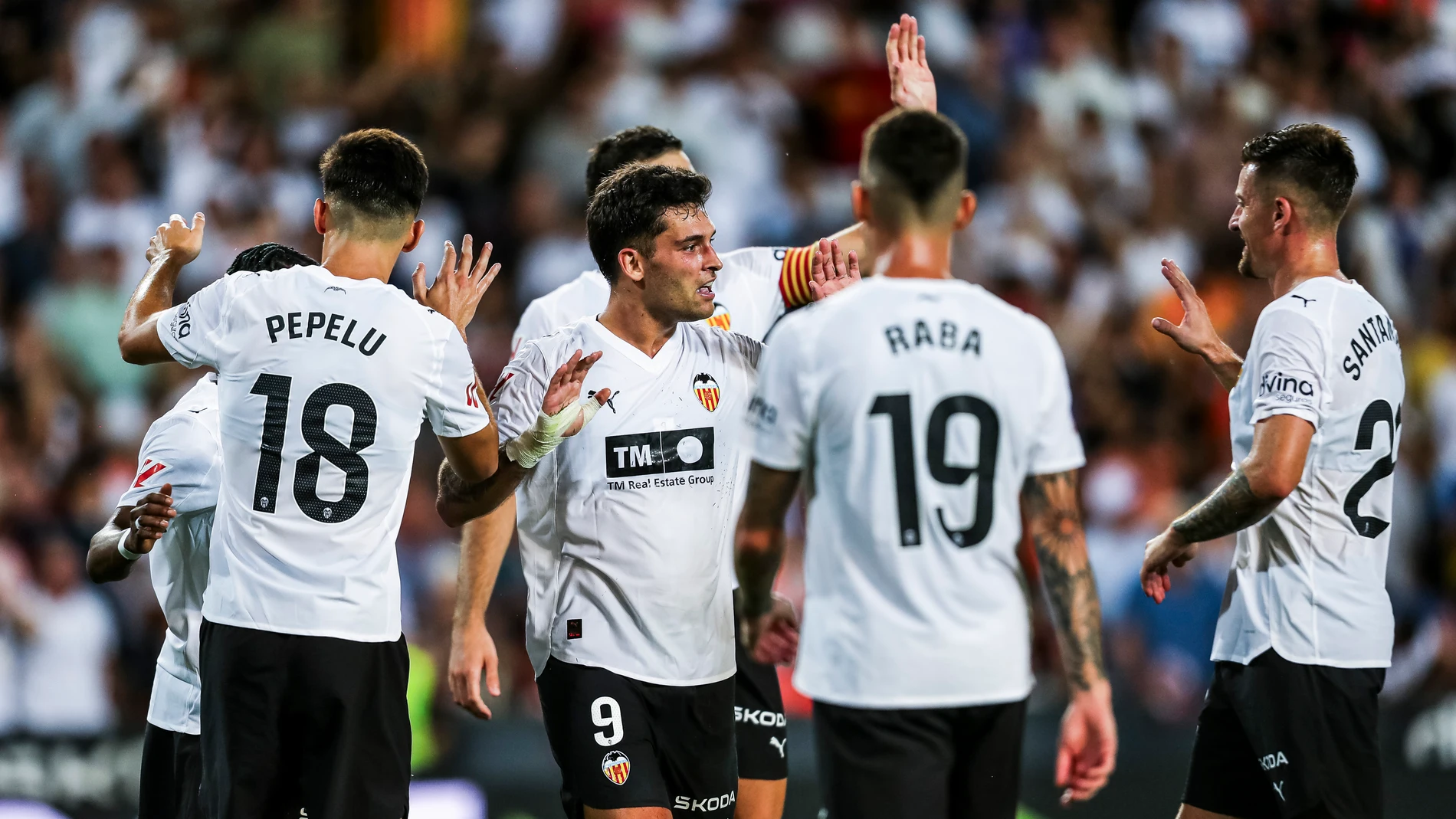 Hugo Duro of Valencia CF celebrates a goal with teammates during the Spanish league, La Liga EA Sports, football match played between Valencia CF and Getafe CF at Mestalla stadium on August 29, 2025, in Valencia, Spain. AFP7 29/08/2025 ONLY FOR USE IN SPAIN