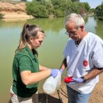 Técnicos recogen muestras del agua para determinar si es una de las causas de las muertes de las aves