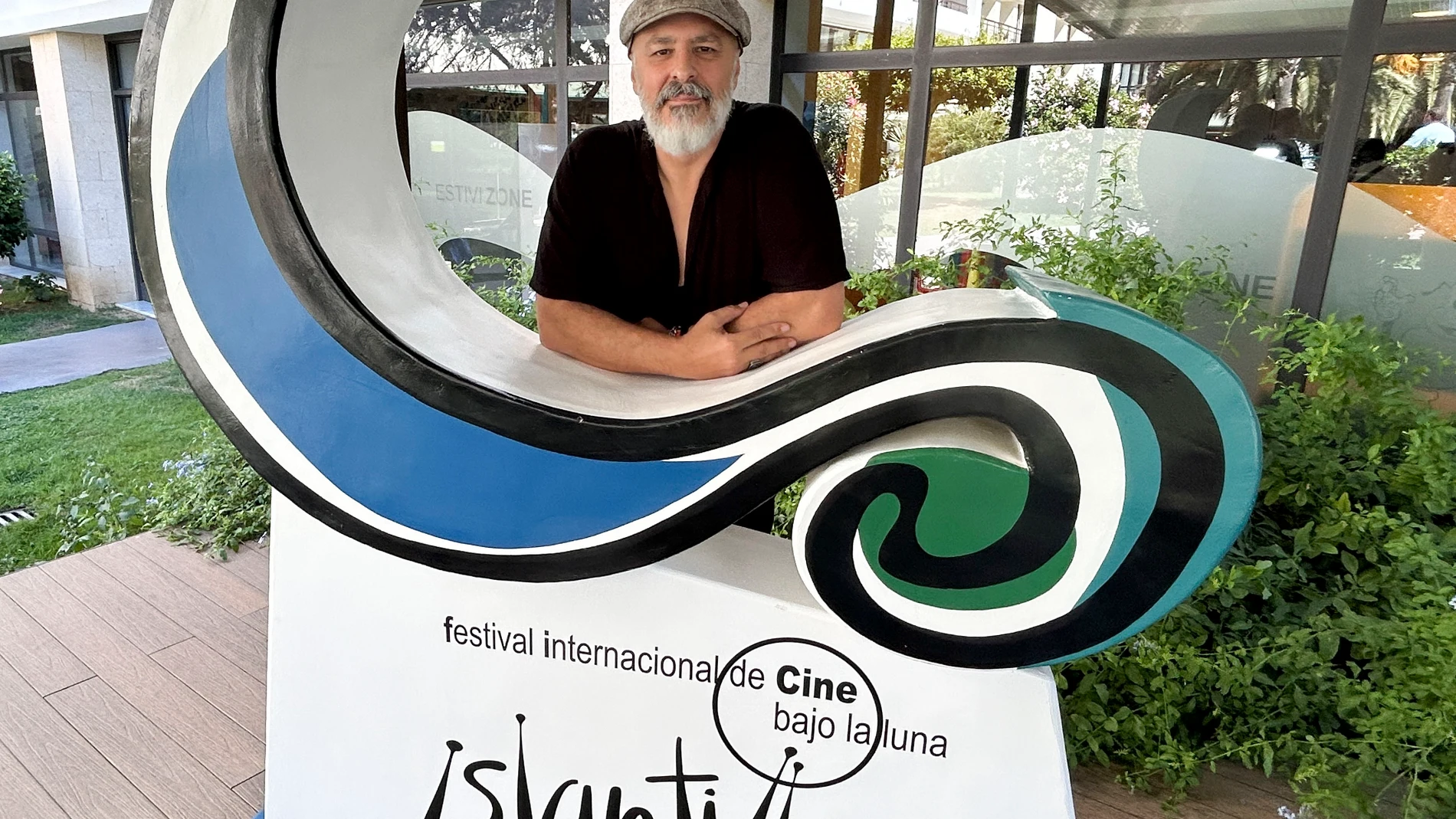 ISLANTILLA (HUELVA), 30/08/2025.- El actor Roberto Álamo, este sábado en Islantilla (Huelva), en la comparecencia ante la prensa antes de recibir esta noche el premio Luis Ciges en reconocimiento a su carrera en la XVIII edición del Festival Internacional de Cine bajo la Luna de Islantilla, que se ha celebrado durante los meses de julio y agosto en este enclave turístico de la costa de Huelva. EFE/Fermín Cabanillas