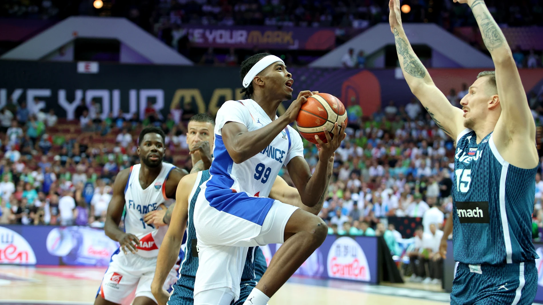 Katowice (Poland), 30/08/2025.- Bilal Coulibay (L) of France and Gregor Hrovat (R) of Slovenia in action during the FIBA EuroBasket 2025 group D basketball match between France and Slovenia, in Katowice, Poland, 30 August 2025. (Baloncesto, Francia, Polonia, Eslovenia) EFE/EPA/Jarek Praszkiewicz POLAND OUT