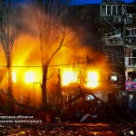 Equipos de rescate buscan víctimas tras un bombardeo ruso en Zaporiyia