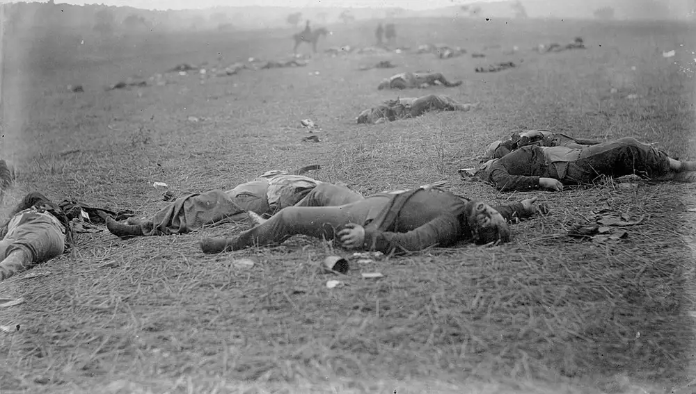 Soldados de la Unión muertos en el campo de batalla de Gettysburg, fotografiados el 5 de julio de 1863