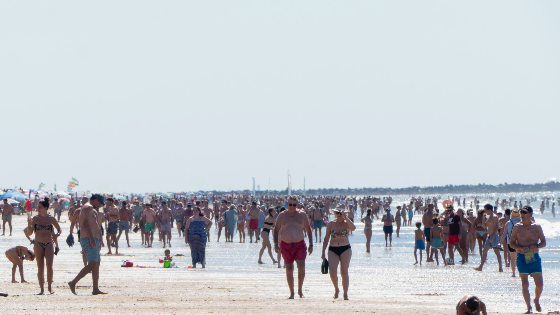 HUELVA, 30/08/2025.- Veraneantes disfrutan de la playa en Punta Umbria, Huelva, este sábado. donde la gente última su último fin de semana antes de que comience el mes de septiembre y se terminen las vacaciones Las temperaturas tendrán este sábado en Andalucía un ascenso generalizado, salvo en el litoral malagueño, donde descenderán las máximas. EFE/ David Arjona