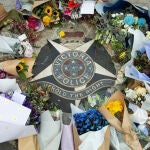 Homenajes florales a los oficiales asesinados