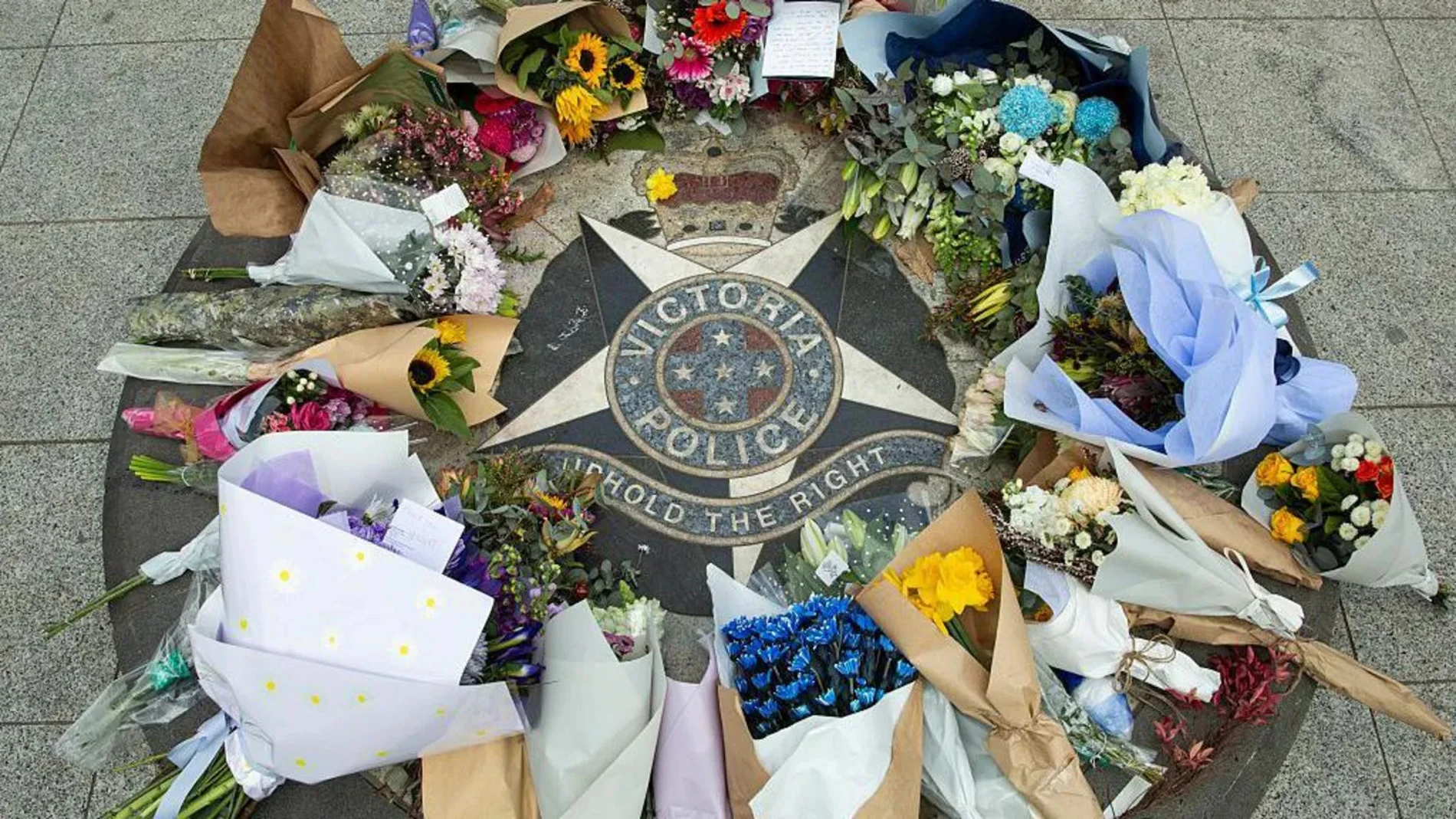 Homenajes florales a los oficiales asesinados