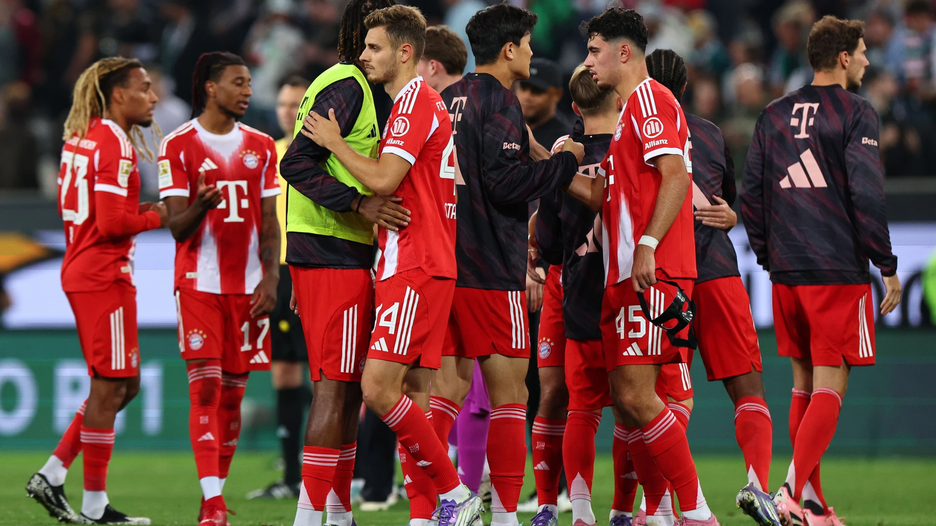 Augsburg (Germany), 30/08/2025.- Players of Bayern Munich interact after winning the German Bundesliga soccer match between FC Augsburg and Bayern Munich in Augsburg, Germany, 30 August 2025. (Alemania) EFE/EPA/ANNA SZILAGYI CONDITIONS - ATTENTION: The DFB regulations prohibit any use of photographs as image sequences and/or quasi-video.