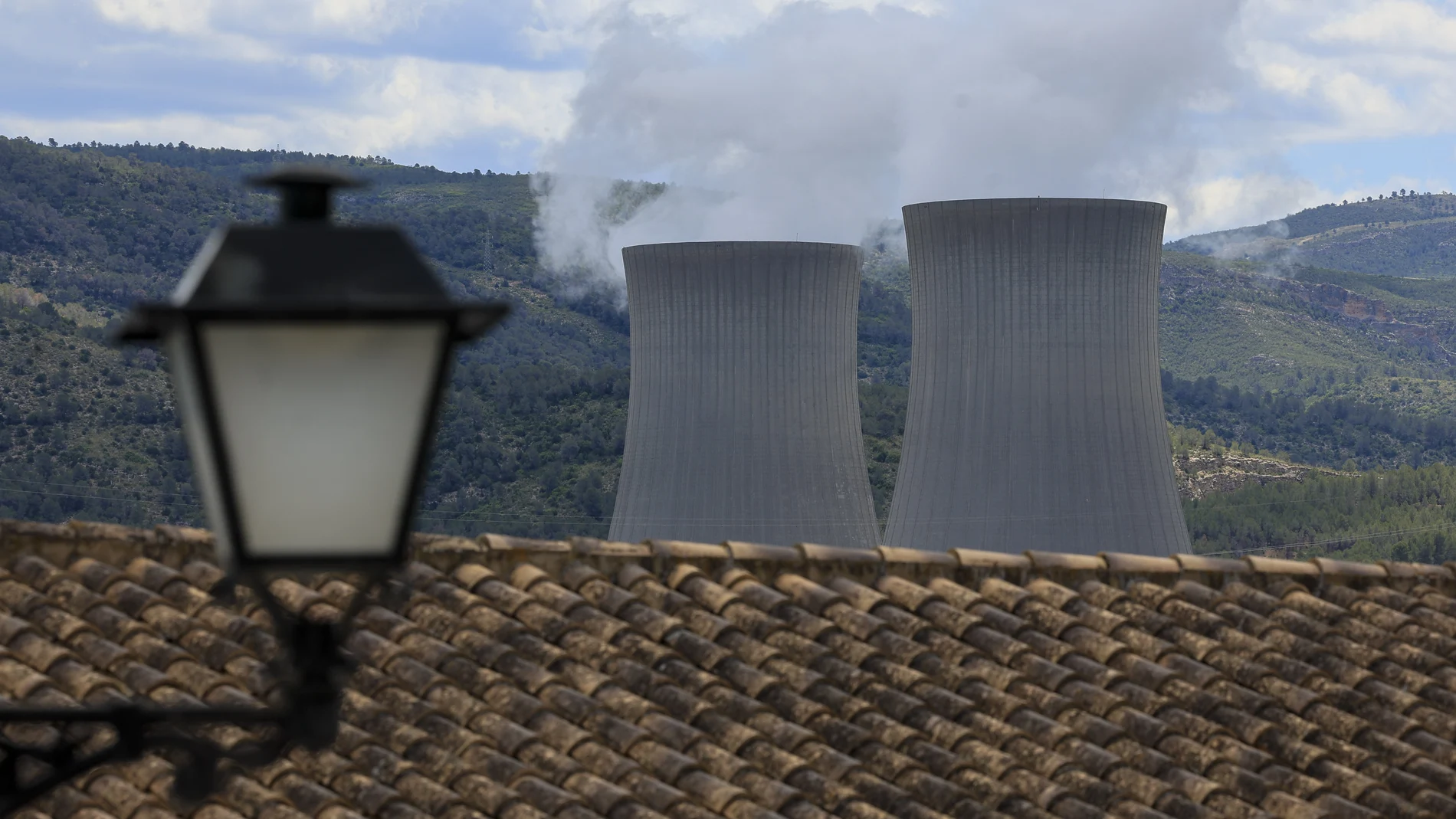 Vista general de las torres de refrigeración de la central nuclear de Cofrentes.