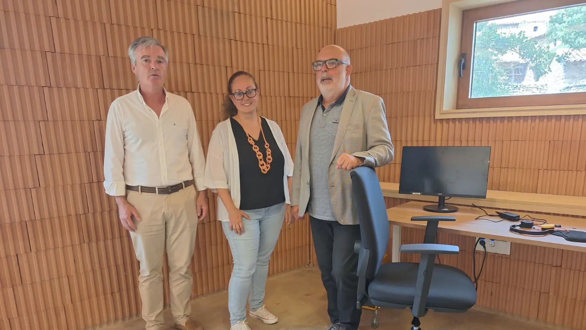 El subdelegado del Gobierno de Soria, Miguel Latorre, visita el nuevo espacio de coworking de Valloria