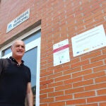 El alcalde de Puente Domingo Florez (León), Julio Arias, junto a la sede del nuevo albergue municipal para el Camino de Invierno