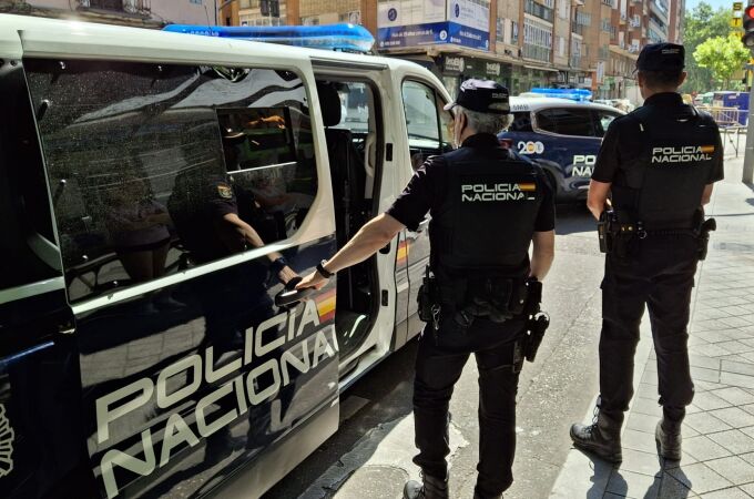 Agentes de la Policía Nacional de Valladolid durante la detención