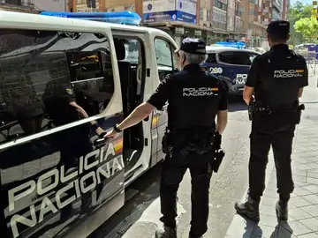Agentes de la Policía Nacional de Valladolid durante la detención Agentes de la Policía Nacional de Valladolid durante la detención