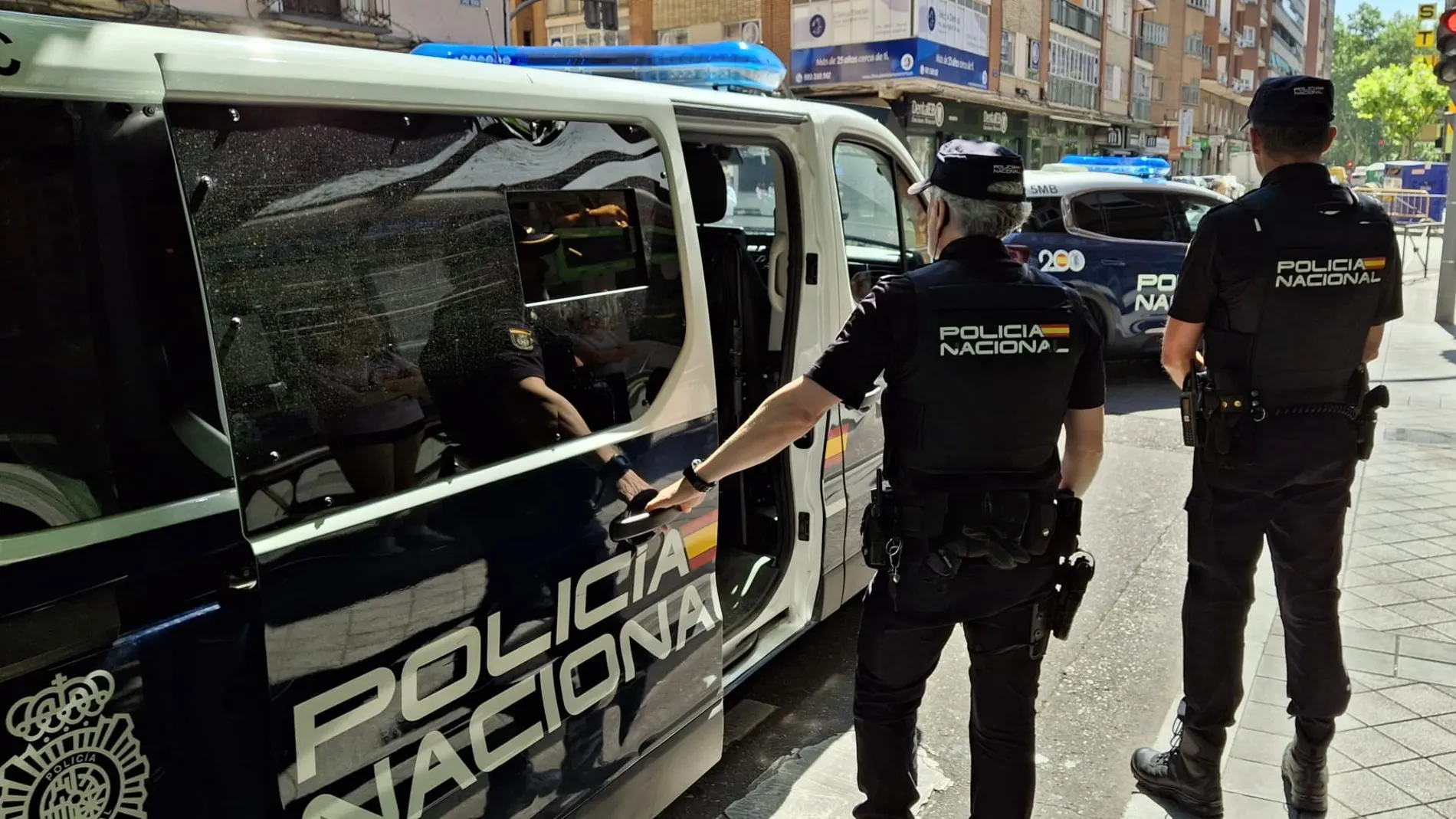 Agentes de la Policía Nacional de Valladolid durante la detención