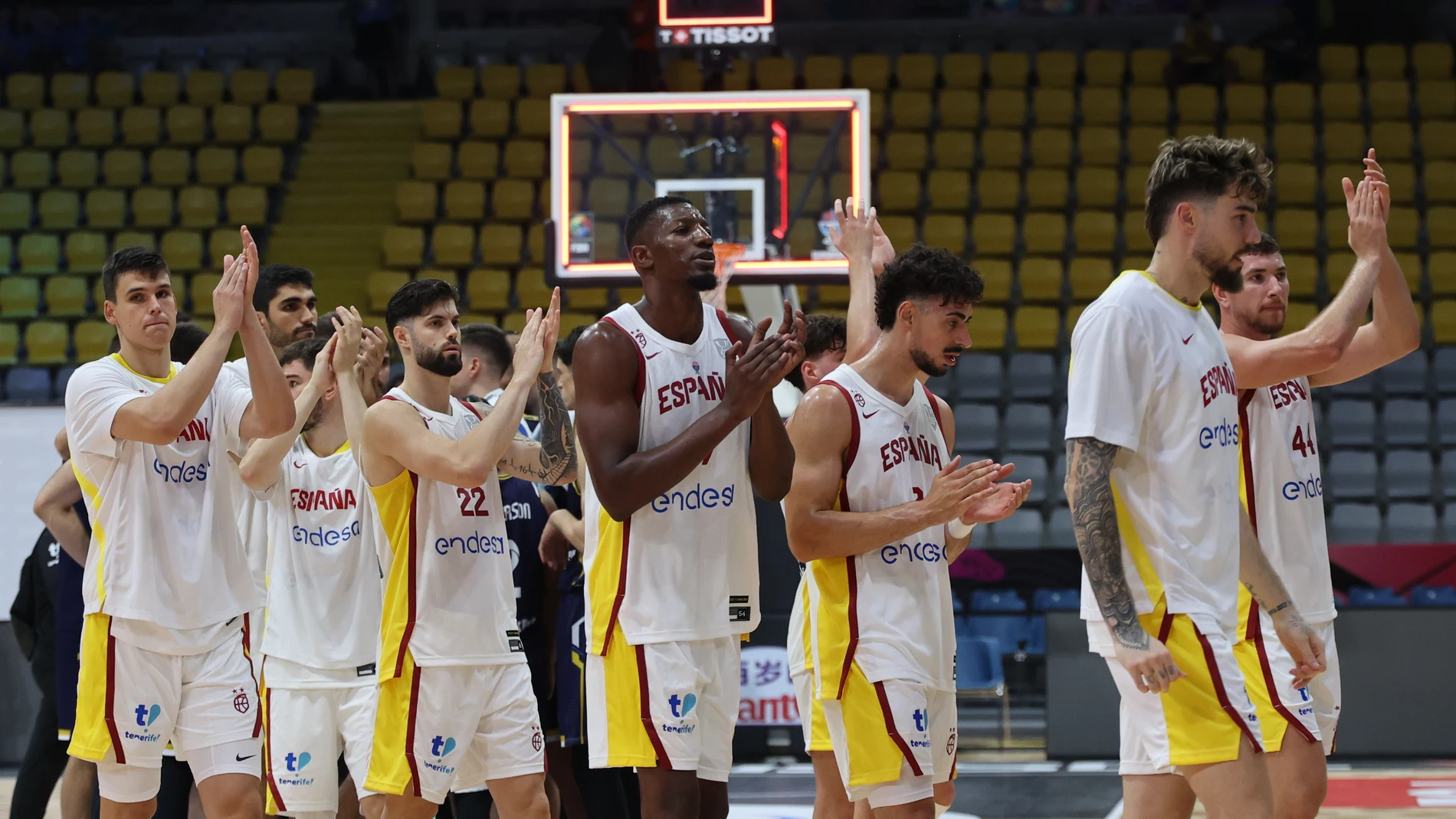 LIMASSOL (Cyprus), 30/08/2025.- Players of Spain react after the FIBA EuroBasket 2025 group phase basketball match between Spain and Bosnia and Herzegovina, in Limassol, Cyprus, 30 August 2025. (Baloncesto, Bosnia-Herzegovina, Chipre, España) EFE/EPA/GEORGI LICOVSKI