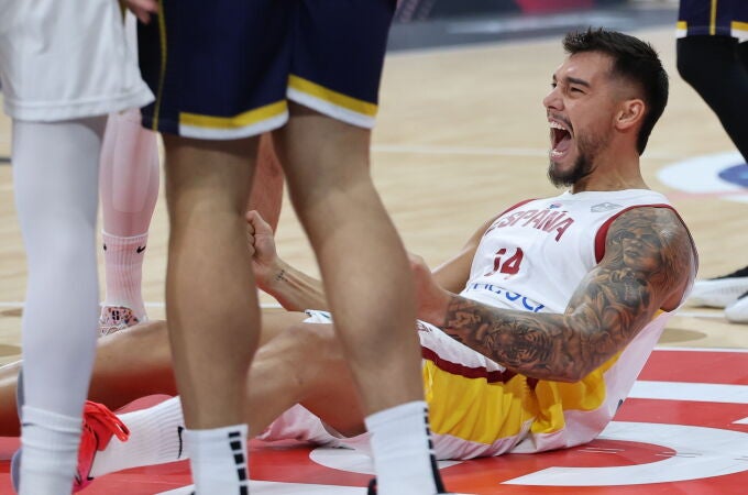 Willy celebra una canasta con falta incluida