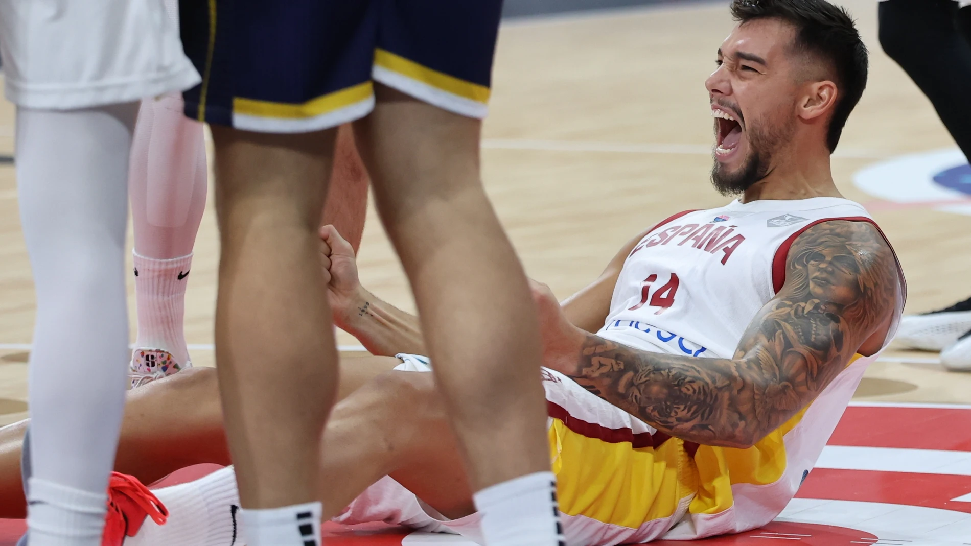 Willy celebra una canasta con falta incluida