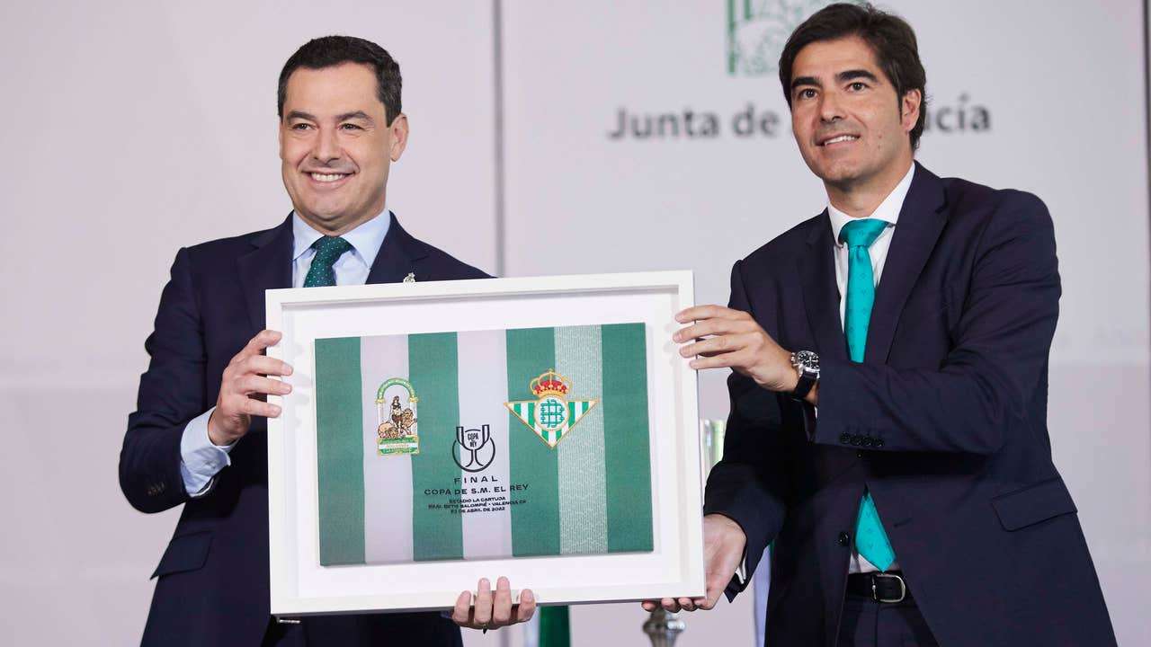 La Junta gastó 19.251 euros en el desplazamiento de Juanma Moreno a la final europea del Betis