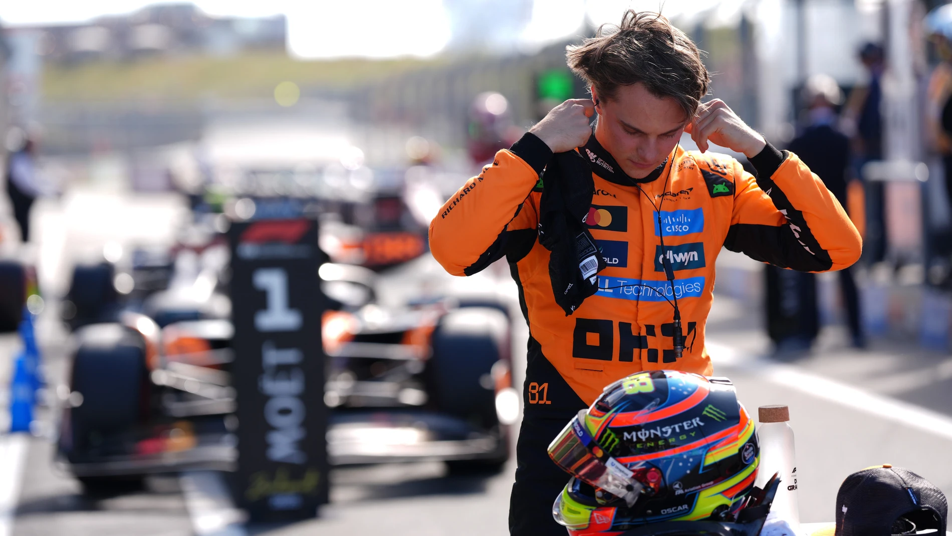 30 August 2025, Netherlands, Zandvoort: Australian Formula One driver Oscar Piastri of the McLaren Team reacts after qualifying on pole position at Circuit Zandvoort, ahead of the Formula One Dutch Grand Prix. Photo: Bradley Collyer/PA Wire/dpa30/08/2025 ONLY FOR USE IN SPAIN