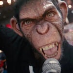 Imagen de 'Better man', el biopic de Robbie Williams en el que el cantante aparece representado como un mono creado por CGI