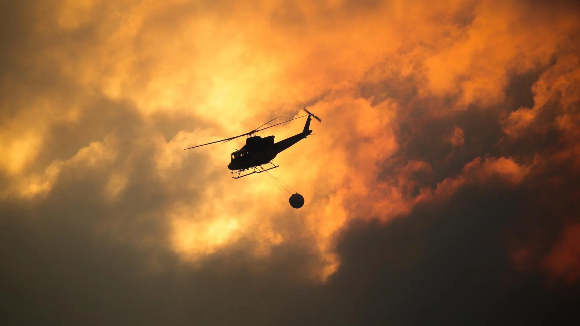 Imagen de un helicóptero en tareas de extinción.