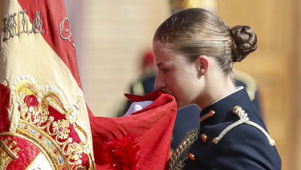 La princesa de Asturias, Leonor de Borbón, besa la bandera durante la ceremonia oficial en la que juró la misma, junto al resto de los cadetes de su curso, en una ceremonia oficial celebrada en la Academia Militar de Zaragoza este sábado y presidida por su padre, el rey Felipe VI.