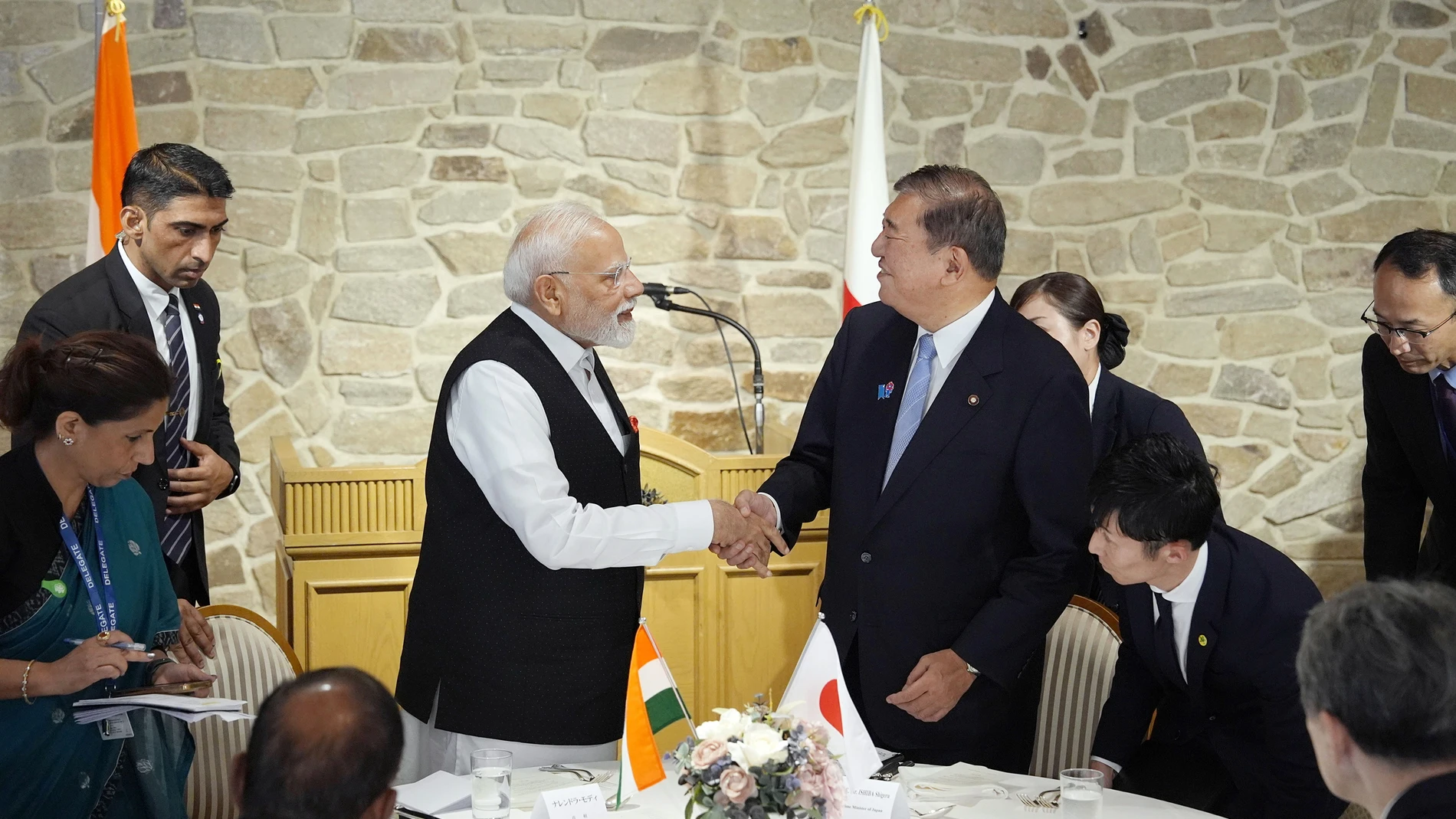 TAIWA (Japan), 30/08/2025.- Japanese Prime Minister Shigeru Ishiba (R) and Indian Prime Minister Narendra Modi shake hands at a lucheon in Sendai, Miyagi Prefecture, northeastern Japan, 30 August 2025. Ishiba and Modi toured a factory in Miyagi Prefecture of Tokyo Electron, a major semiconductor production equipment manufacturer. (Japón, Tokio) EFE/EPA/JAPAN POOL VIA JIJI PRESS / POOL JAPAN OUT EDITORIAL USE ONLY/