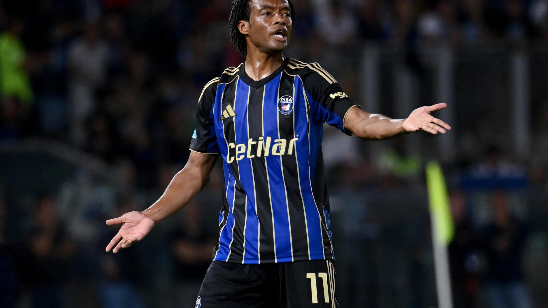 PISA (Italy), 30/08/2025.- Pisa SC's defender Juan Cuadrado reacts during the Italian soccer Serie A match beetween Pisa SC vs AS Roma in Pisa, Italy, 20 August 2025. (Italia) EFE/EPA/Lisa Guglielmi