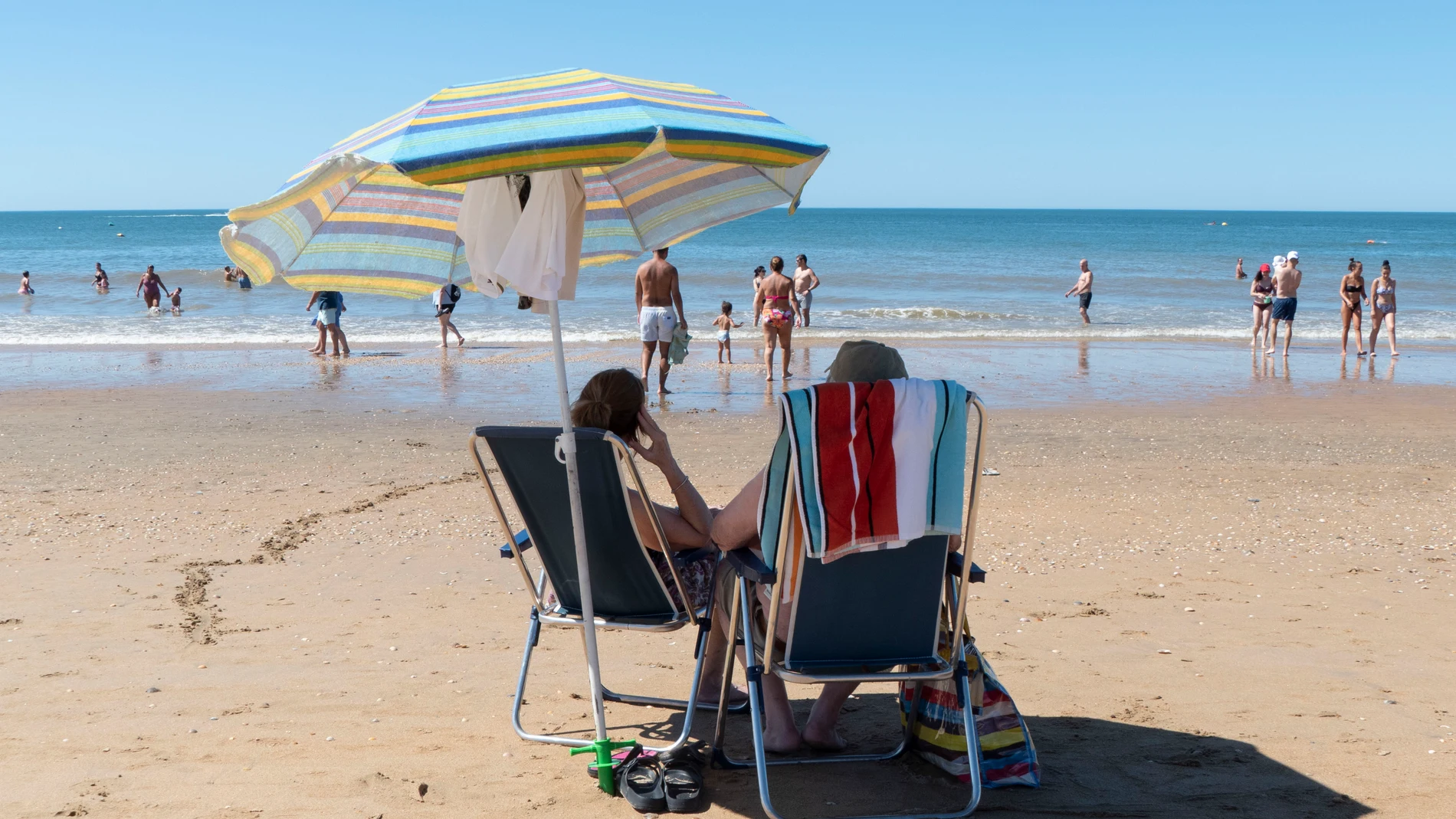 HUELVA, 30/08/2025.- Veraneantes disfrutan de la playa en Punta Umbria, Huelva, este sábado. donde la gente última su último fin de semana antes de que comience el mes de septiembre y se terminen las vacaciones Las temperaturas tendrán este sábado en Andalucía un ascenso generalizado, salvo en el litoral malagueño, donde descenderán las máximas. EFE/ David Arjona
