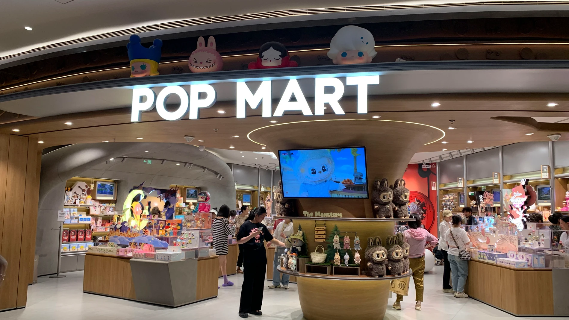 SHANGHÁI/PEKÍN, 30/08/2025.- El éxito mundial de los muñecos Labubu ha catapultado a la compañía que los produce y comercializa, Pop Mart, al trono de jugueteras más valiosas del planeta, confirmando a China como líder indiscutible de ese sector y otorga al país asiático una victoria en materia de exportación cultural.Gracias al 'fenómeno Labubu', las acciones de Pop Mart se han disparado más de un 250 % este año y su capitalización de mercado se ha situado cerca de los 55.000 millones de dól...