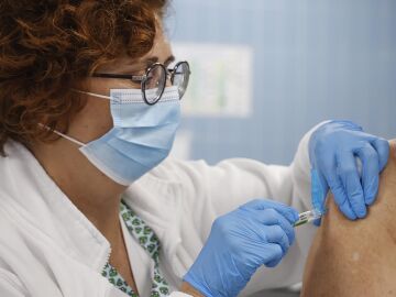 Image de archivo de una persona mayor vacun&aacute;ndose contra el VRS