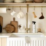 ¿Para qué sirve la mezcla de agua oxigenada y detergente líquido? Una aliada eficiente para la limpieza del hogar