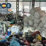Detenidas 13 personas por robar en contenedores de ropa usada de la Comunitat haciéndose pasar por empleadas