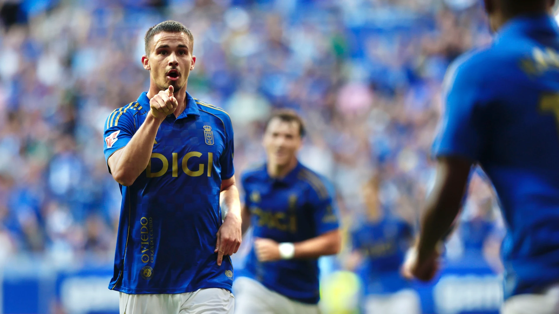 OVIEDO, 30/08/2025.- El centrocampista belga del Oviedo Leander Dendoncker celebra el primer gol de su equipo en el partido de LaLiga entre el Real Oviedo y la Real Sociedad, este sábado en el estadio Carlos Tartiere. EFE/Paco Paredes