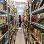 Inmaculada Rodríguez busca uno de los ejemplares en las estanterías de la librería, el 4 de agosto.
