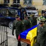 Policías colombianos portan con el féretro del senador Miguel Uribe Turbay durante su funeral