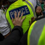 R.Unido.- La Policía de Londres arresta a cinco personas en una nueva concentración contra el asilo de migrantes