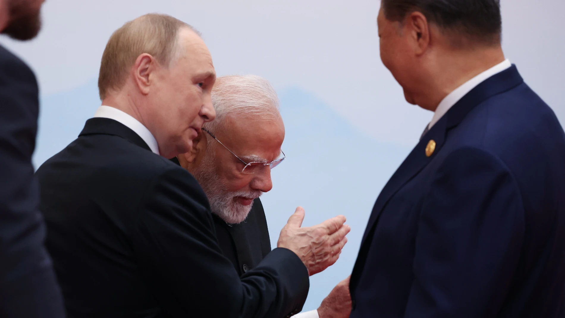 Tianjin (China), 01/09/2025.- Chinese President Xi Jinping (R), Indian Prime Minister Narendra Modi (C) and Russian President Vladimir Putin (2-L) attend an official welcoming ceremony at the Shanghai Cooperation Organization (SCO) summit in Tianjin, China, 01 September 2025. (Rusia) EFE/EPA/ALEXANDER KAZAKOV/SPUTNIK/KREMLIN / POOL MANDATORY CREDIT