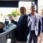 El consejero de Movilidad y Transformación Digital, José Luis Sanz Merino, presenta la puesta en marcha del transporte gratuito para empadronados en Castilla y León con Buscyl, en Arroyo de la Encomienda (Valladolid), junto al alcalde, Sarbelio Fernández; y el presidente de la Diputación de Valladolid, Conrado Íscar