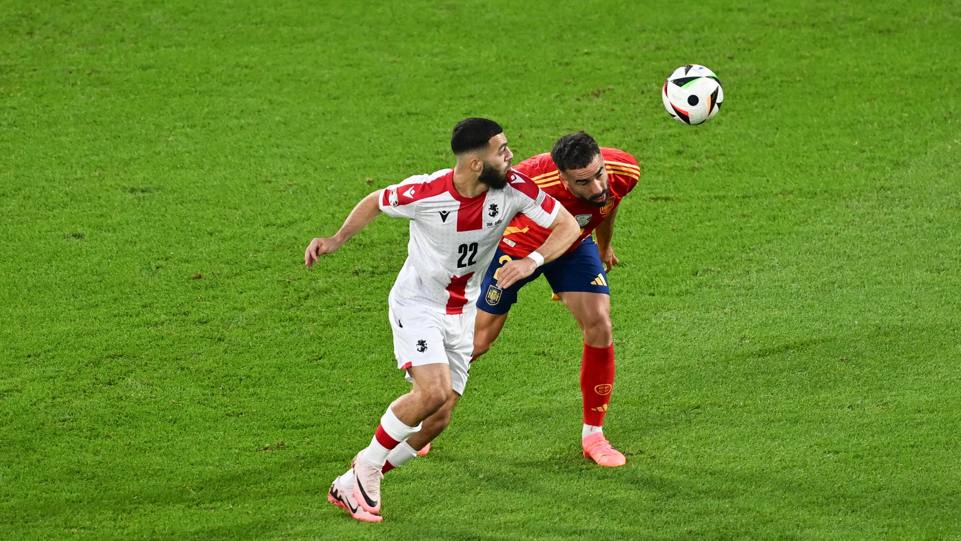 (Foto de ARCHIVO) 30 June 2024, North Rhine-Westphalia, Cologne: Georgia's Georges Mikautadze (L) and Spain's Dani Carvajal battle for the ball during the UEFA EURO 2024 round of 16 soccer match between Spain and Georgia at the Cologne Stadium. Photo: David Inderlied/dpa 30/06/2024 ONLY FOR USE IN SPAIN