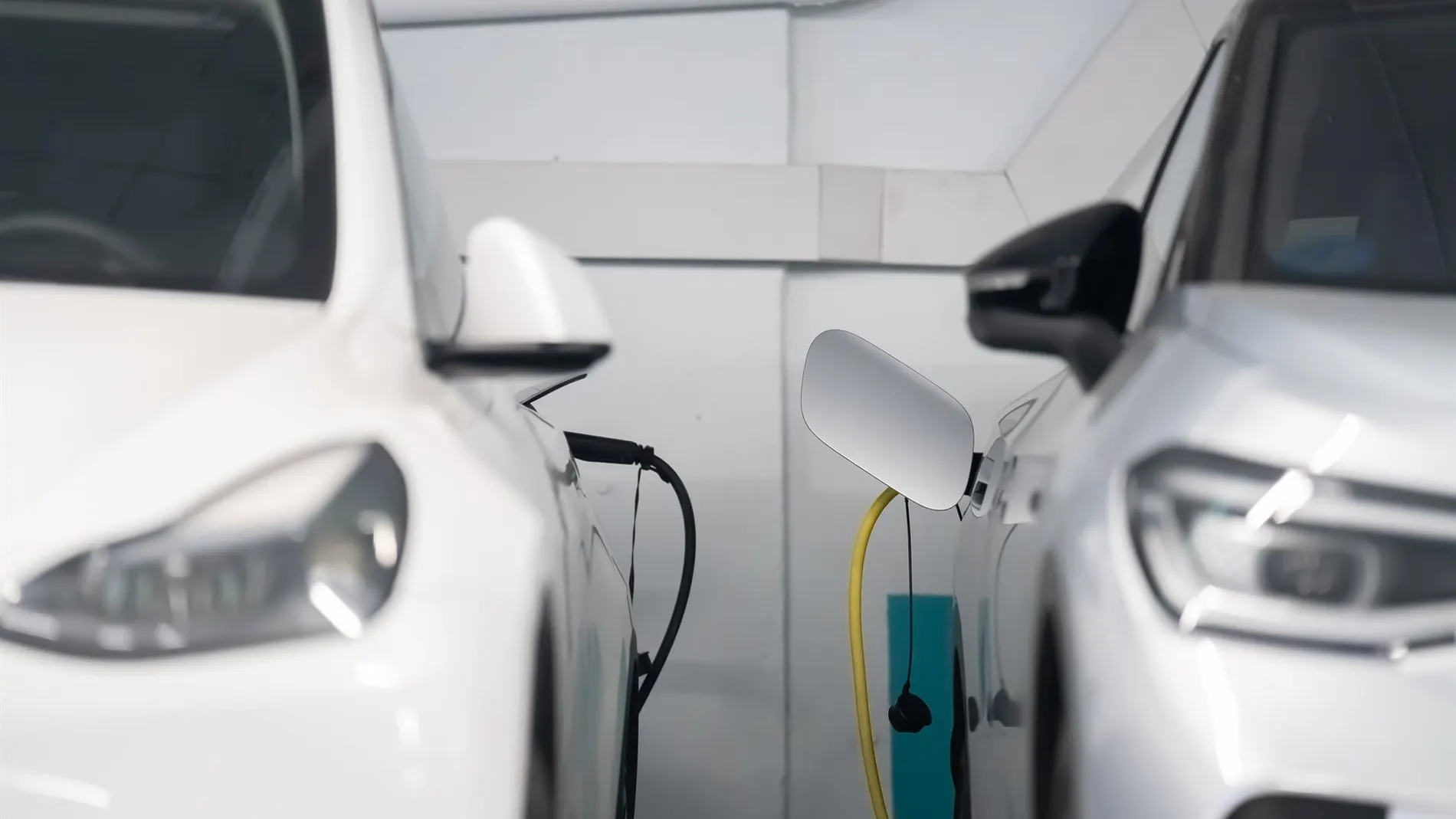 Barcelona, la ciudad más cara para aparcar un coche eléctrico en la vía urbana