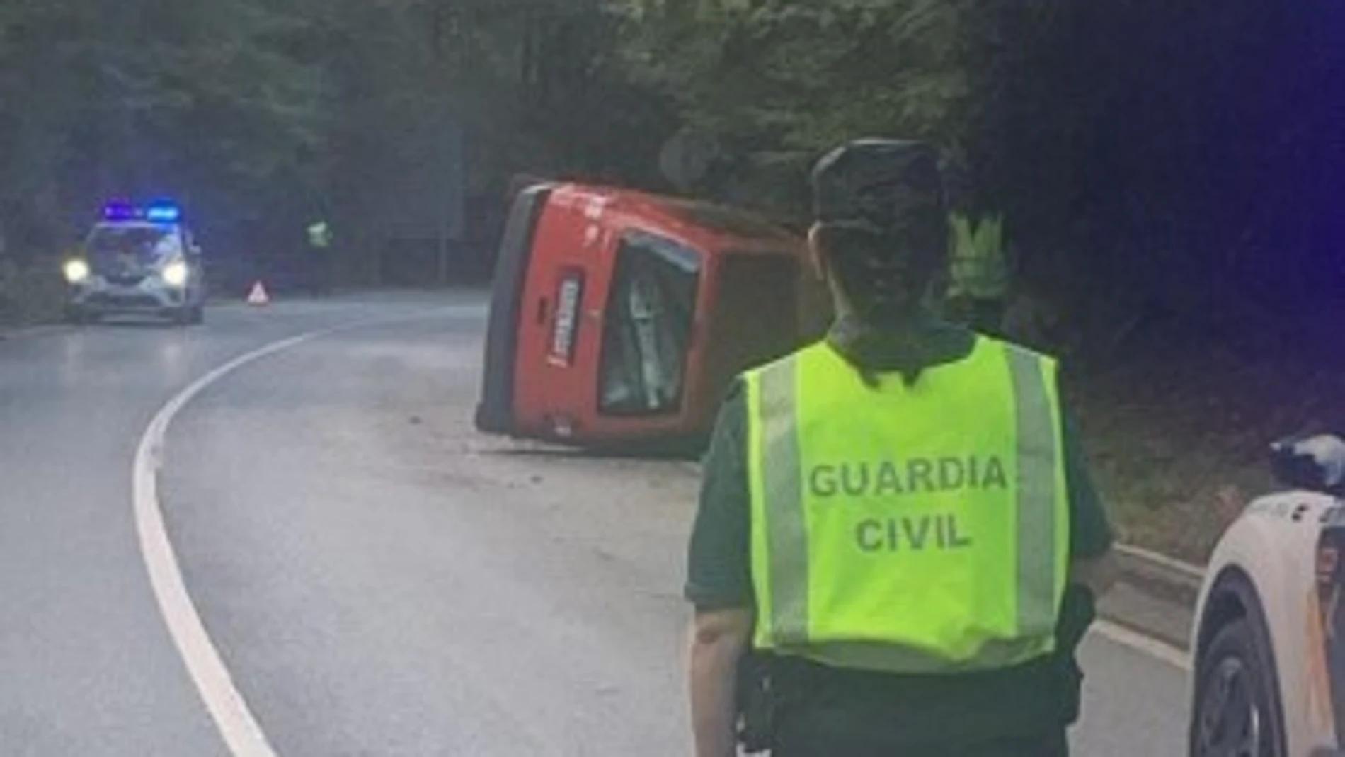 El vehículo siniestrado volcado sobre la carretera